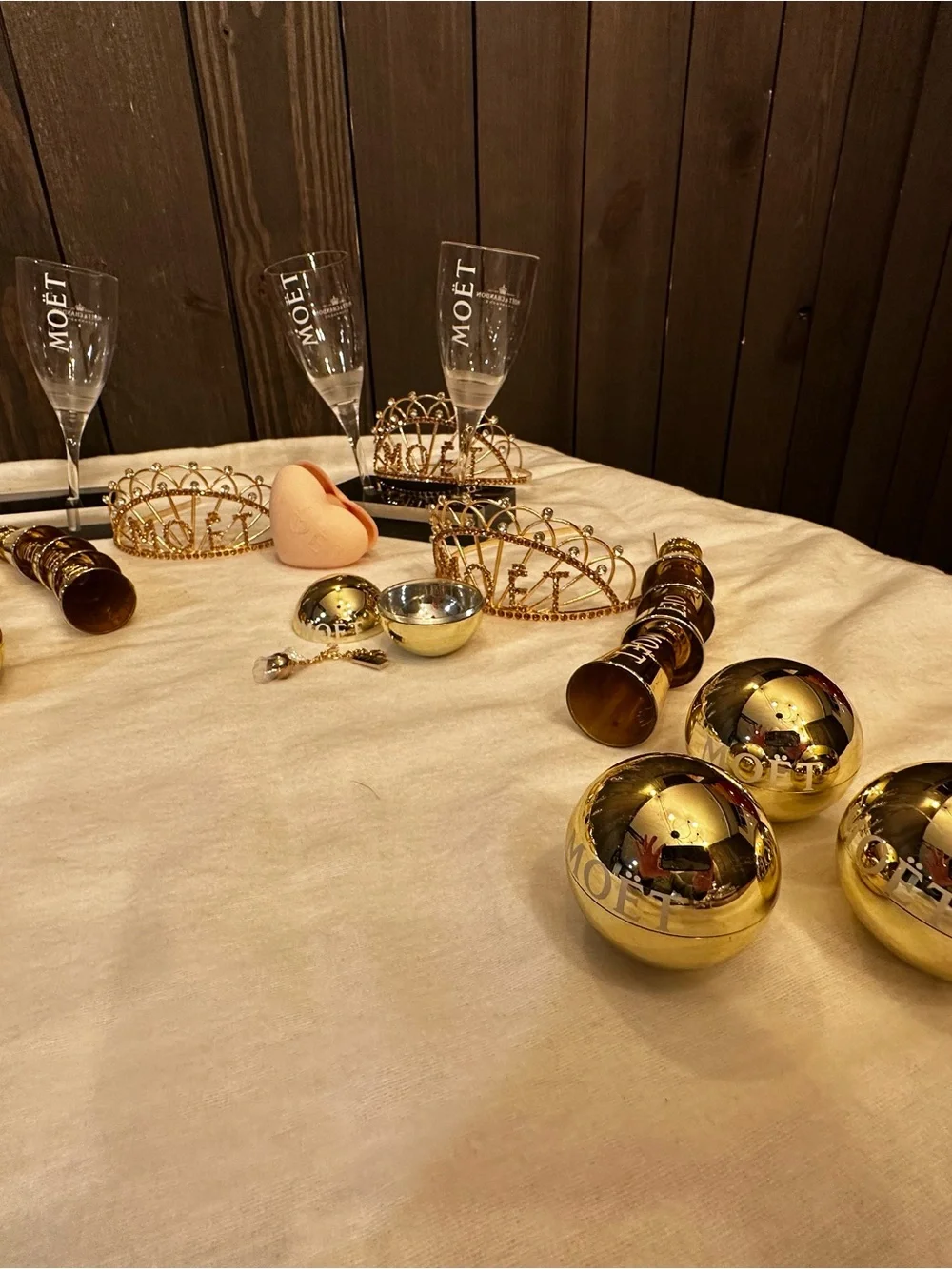 Moët & Chandon Bachelorette Party Set 4 Champagne Flutes, Tiaras, Charms, Candle